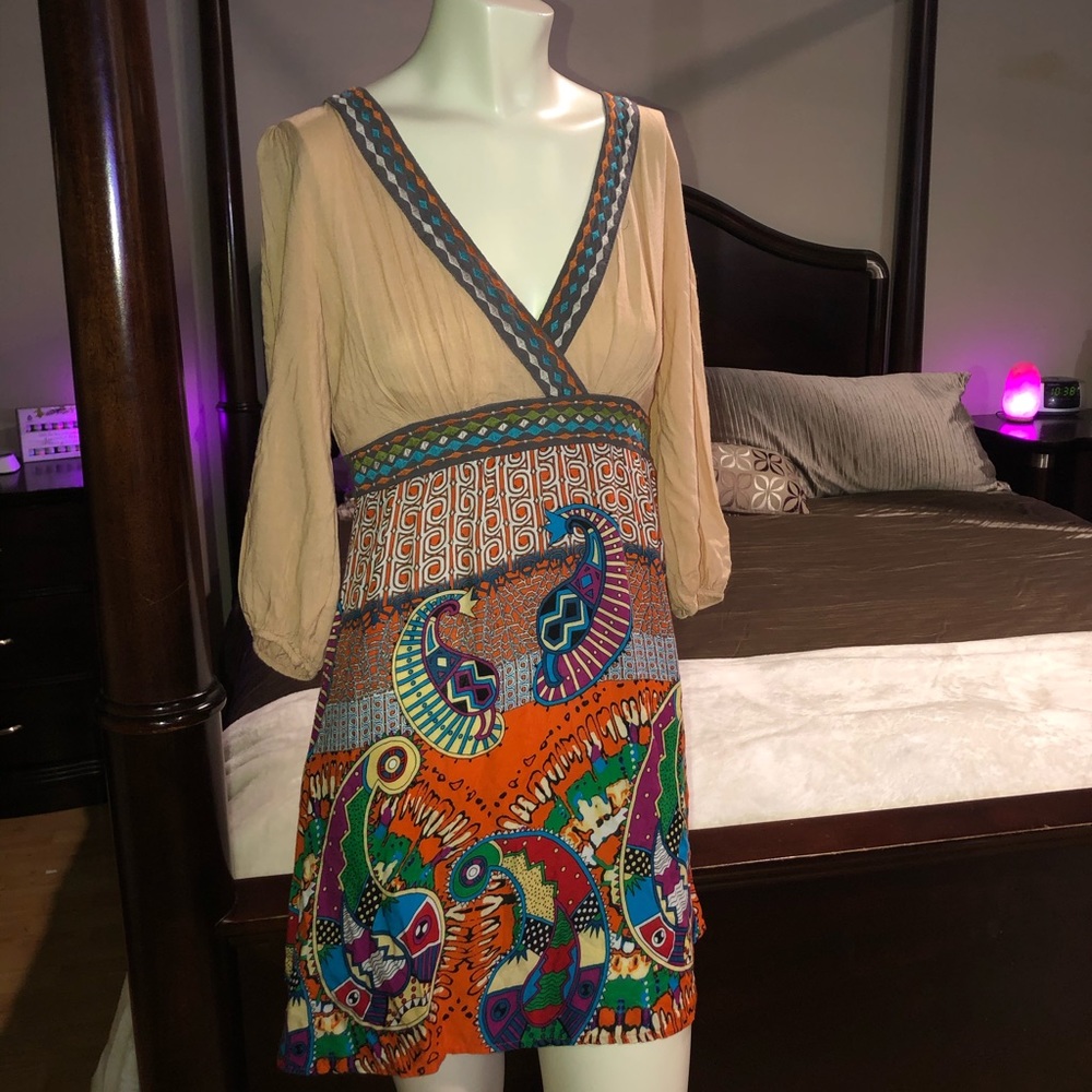 Tan multicolor elastic 3/4 sleeve v neck tunic